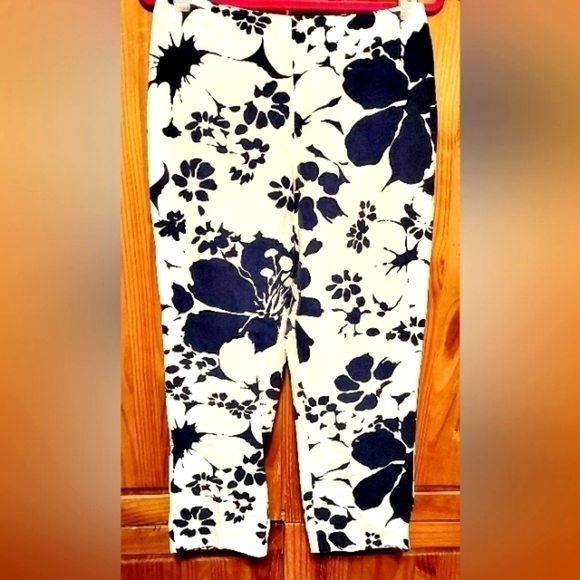 𝅺LAUREN Ralph Lauren women's casual white and navy floral pants size 10P - Picture 1 of 3